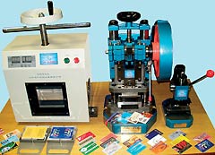 CARDPROM / КАРДПРОМ малолоформатное оборудование для производства пластиковых карт: пресс-ламинатор CARDPRESS, тигельный вырубщик, пробойник штифтовых отверстий