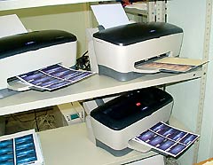 CARDPROM / КАРДПРОМ Оборудование для изготовления пластиковых карт: Печатная секция: состоит из нескольких струйных принеров, каждый из которых печатает свой тираж пластиковых карт. 